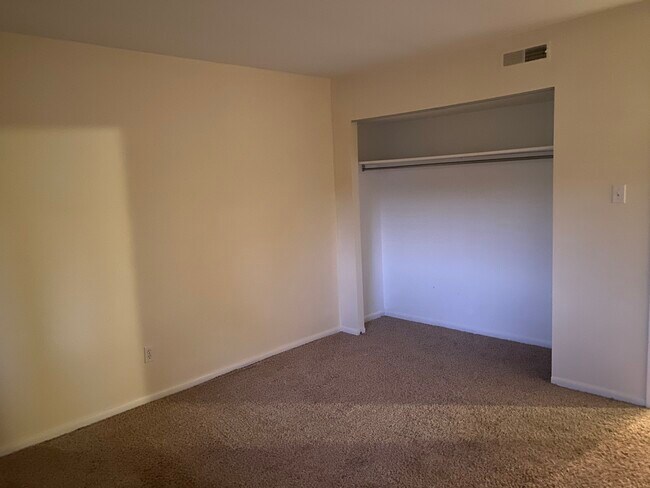 Large 1st bedroom - 432 Summit House