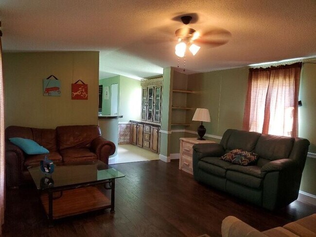 Foto del edificio - 208 Tubbs Mountain Rd