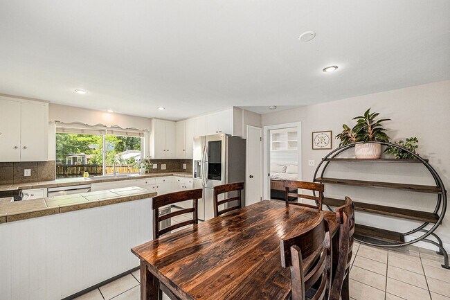 Foto del edificio - FURNISHED, Spacious 3 bedroom home in the heart of University!