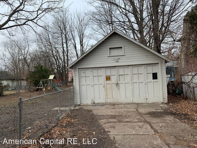 Building Photo - 3 br, 1 bath House - 364 W Fourth St