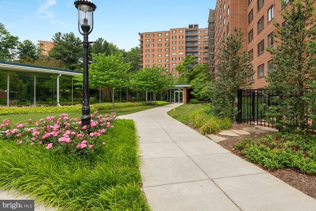 Foto del edificio - 4201 Cathedral Ave NW