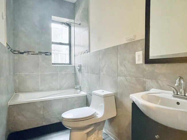 Foto del edificio - Furnished room/NOT APARTMENT