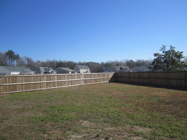 Building Photo - Near new home in comfortable family community