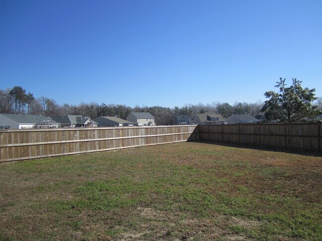 Foto del edificio - Near new home in comfortable family community