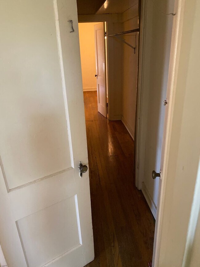 Building Photo - 1 Bedroom with Basement & Enclosed Yard