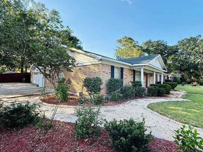 Building Photo - 814 Pinemont Dr