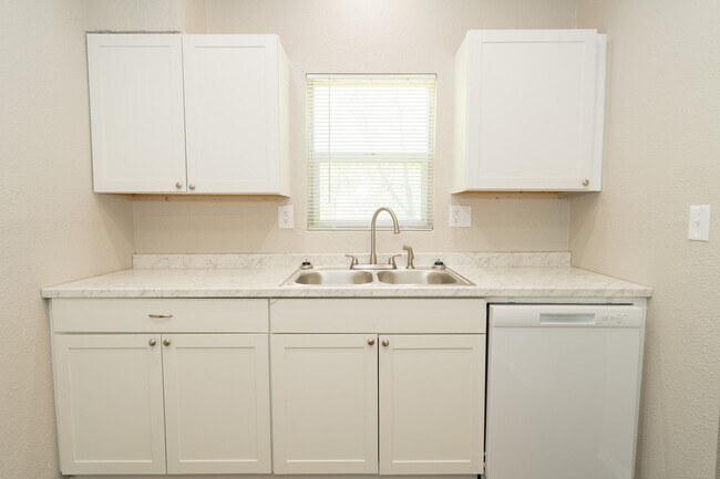 Building Photo - Stunning 2 Bedroom 1 Bath
