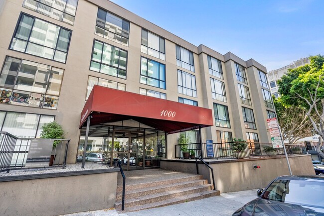 Foto del edificio - BEAUTIFULLY REMODELED CATHEDRAL HILL CONDO...