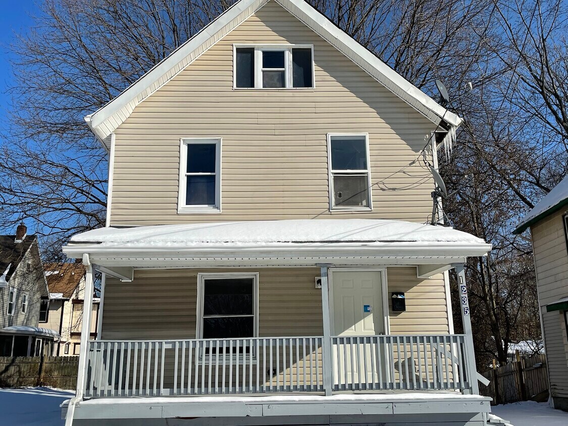 Primary Photo - 1235 Lakeshore Blvd