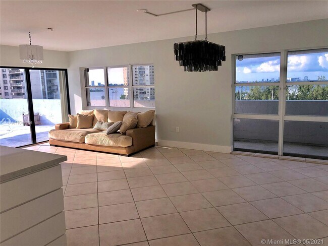 Foto del edificio - 1650 NE 115th St