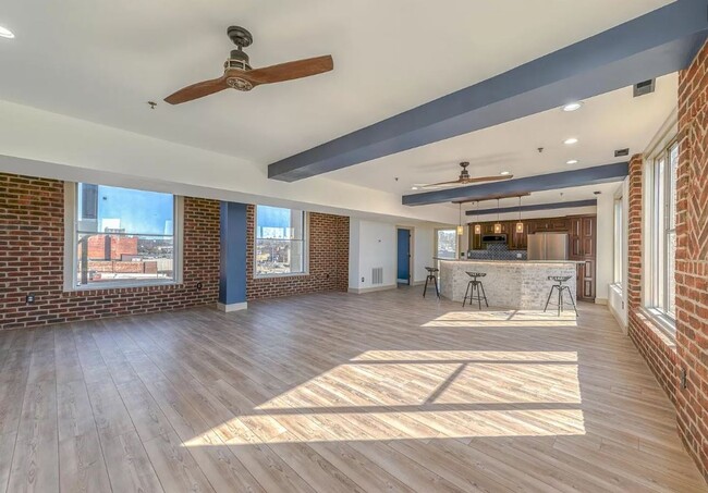 Building Photo - Fabulous 3/3.5 Downtown Loft w/ bonus room...