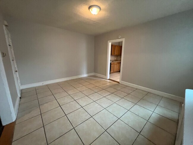 Building Photo - Charming 3 Bedroom 1 Bath in Lansdowne!