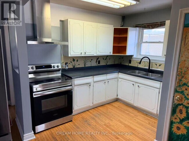 Building Photo - 520 Lynett Crescent