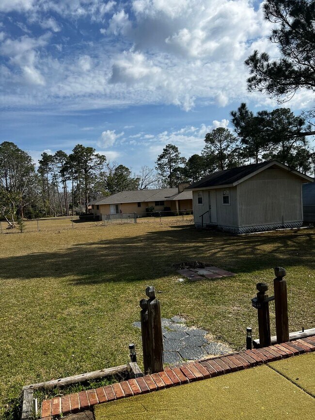 Building Photo - 3 Bed 2 Bath House