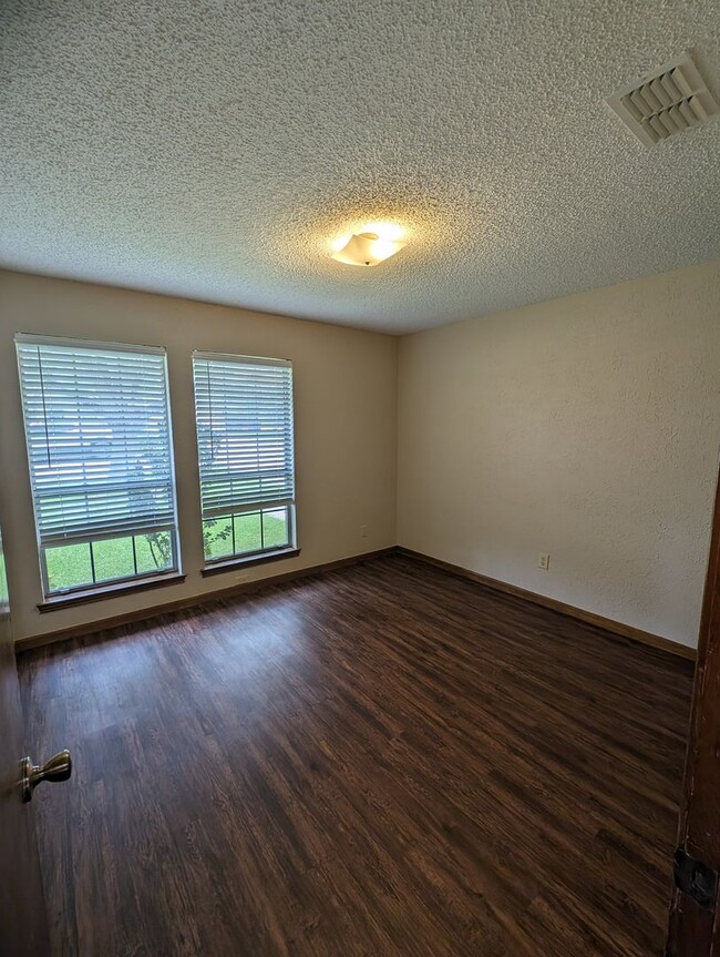 Building Photo - Western Oaks 3-2-2