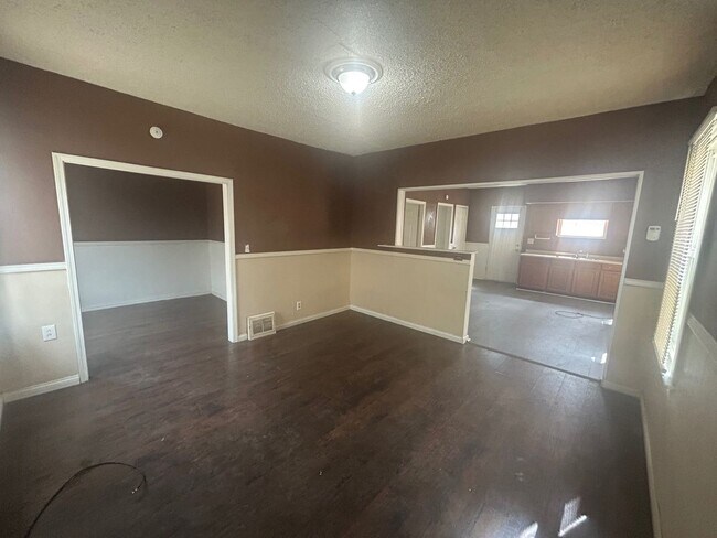 Building Photo - Charming 3-Bedroom Property in Prime Location