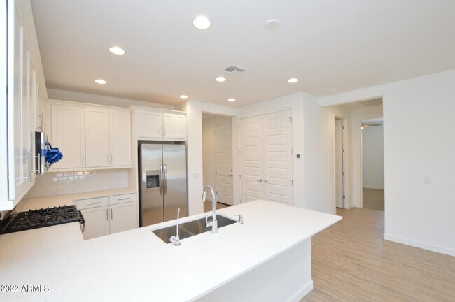 Building Photo - 2218 E Kelly Dr