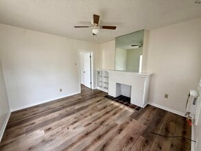 Building Photo - 611 1/2 Sunset Dr