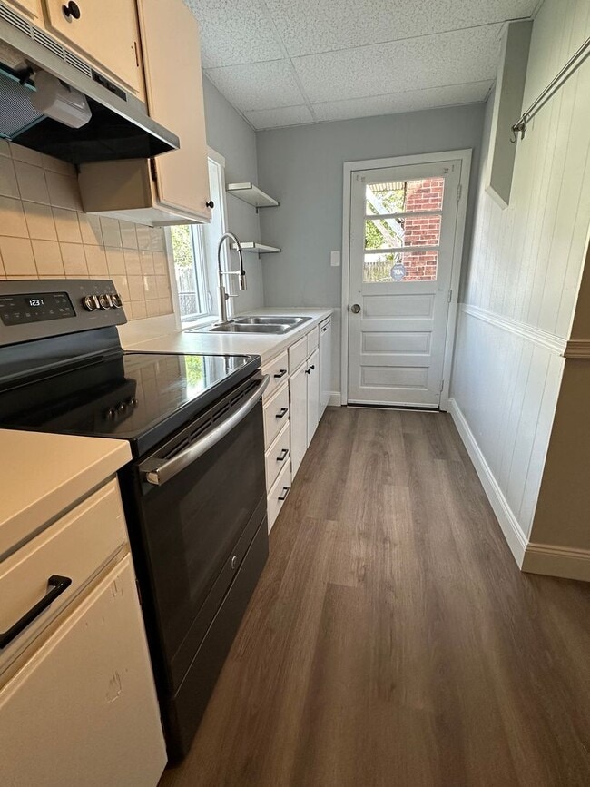 Building Photo - 565 W Market St