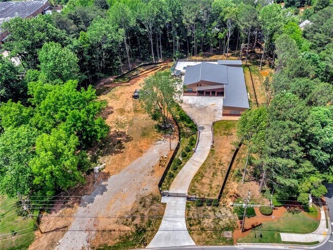 Building Photo - 3240 Smithtown Rd