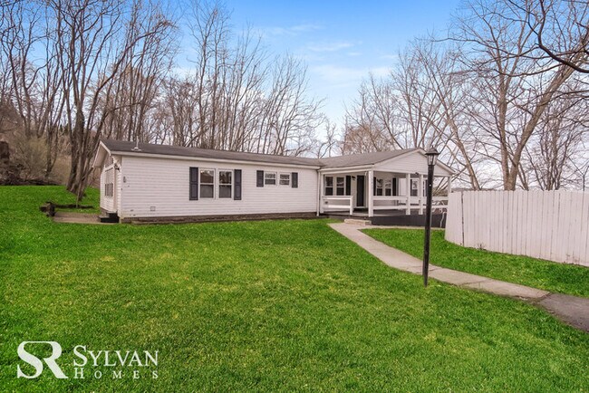 Building Photo - Feel welcome in this adorable home