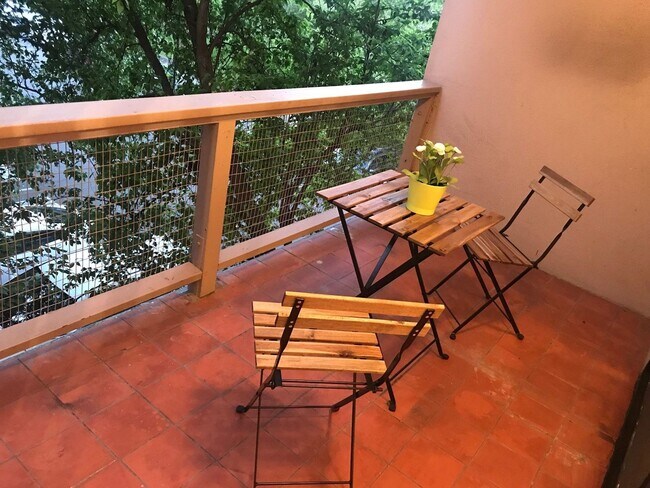 Foto del edificio - Spacious 1 bedroom with wood laminate floo...