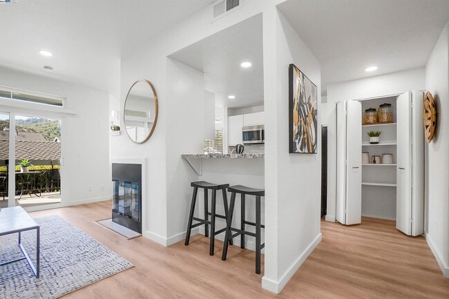 Foto del edificio - 8145 Mountain View Dr
