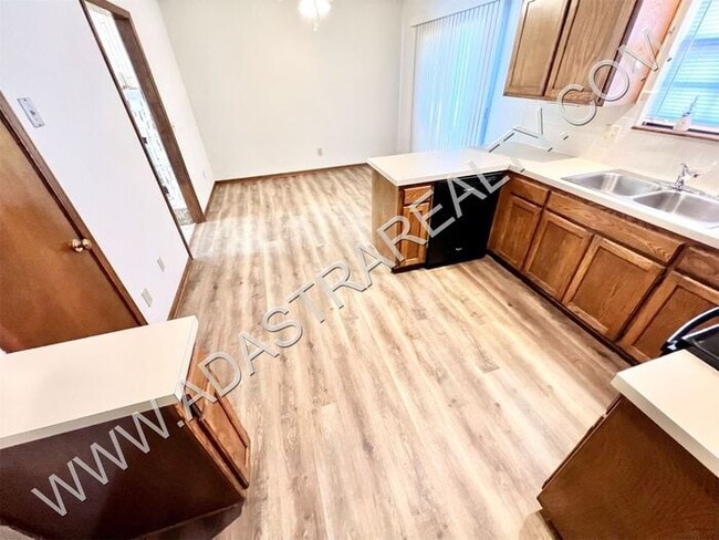 Building Photo - Spacious Duplex in Blue Valley-Available NOW!!