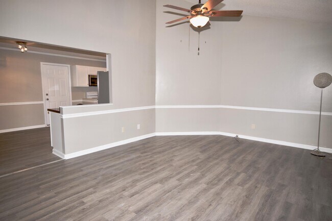 Building Photo - 5705-5705 5 Sisters Ct