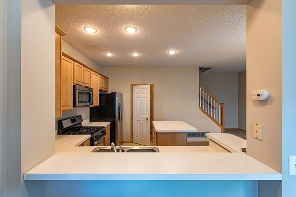 Building Photo - Like New 2 Bed/2 Bath Townhome With Amenit...