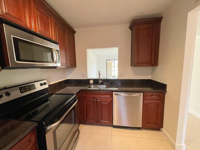 Building Photo - 6585 Somerset Dr