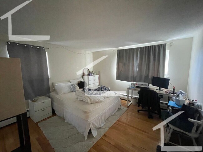 Foto del edificio - Sunny 2-bedroom, 1-bathroom apartment near the B and C lines!