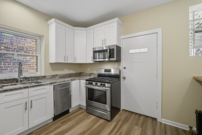 Building Photo - 4831 W Roscoe St