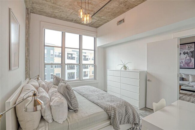 Foto del edificio - 245 N Highland Ave NE