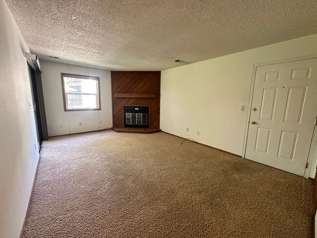 Building Photo - Charming 1-Bedroom Condo with Great Amenities