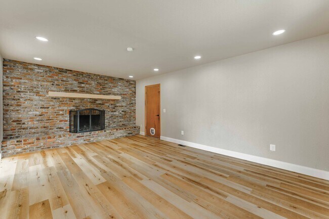 Foto del edificio - Charming 4-Bedroom Home with Spacious Yard...