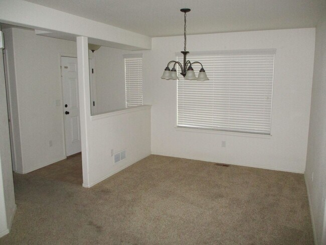 Building Photo - Beautiful 3 bedroom, 2.5 bath 2 story home...