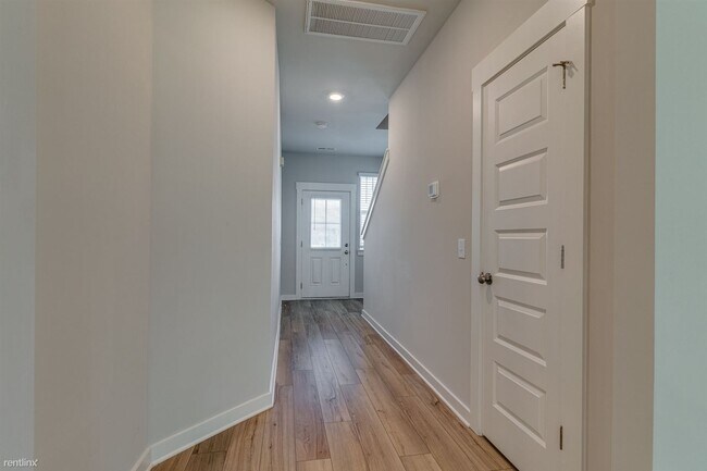 Building Photo - 4 br, 3 bath Townhome - 5049 Percival Drive