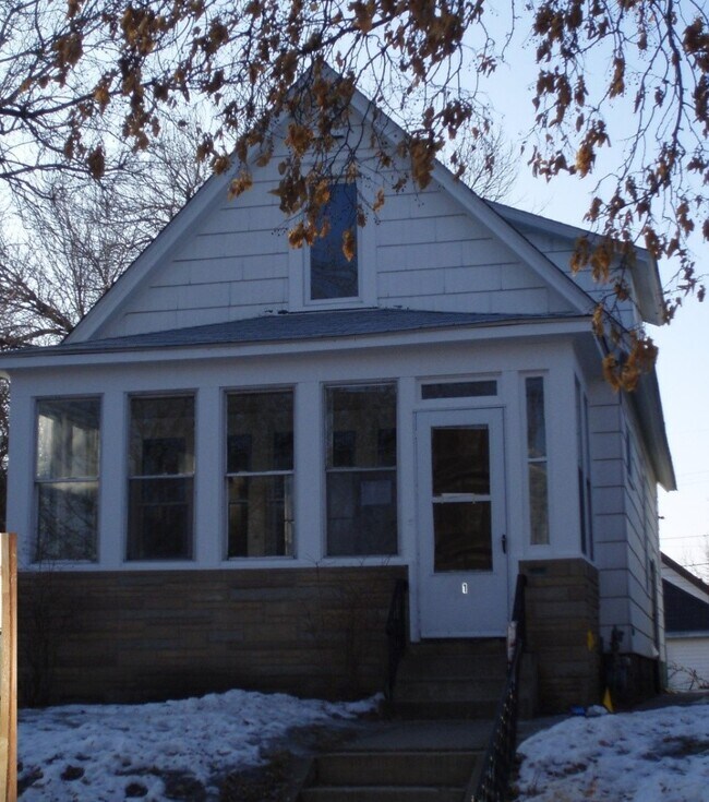 Building Photo - 1182 Thomas Ave W