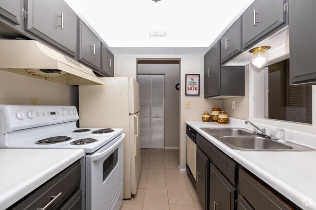 2BR, 1BA - 888SF - Villa Del Mar Apartments