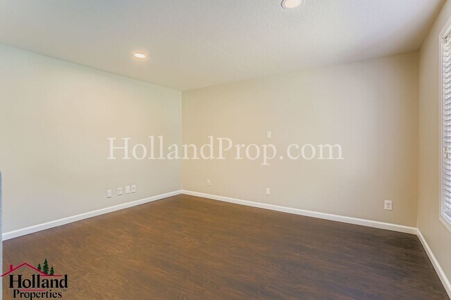 Foto del edificio - Gorgeous 4-Bedroom Home with Modern Upgrad...