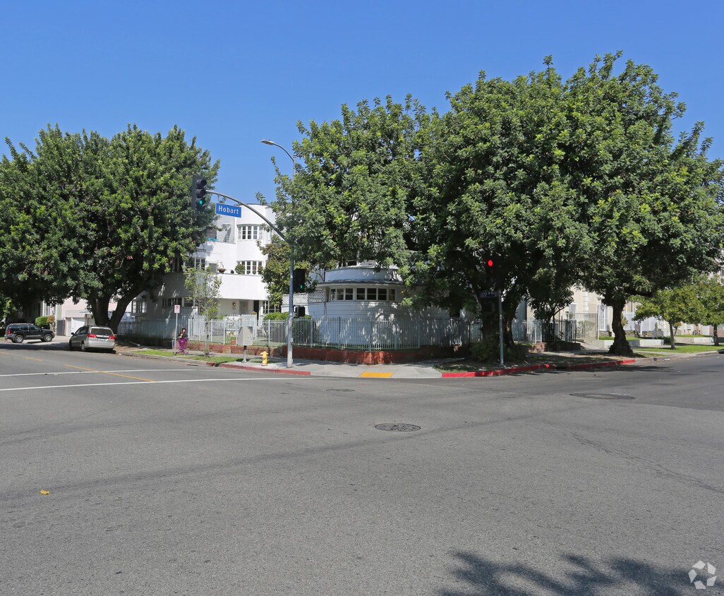 Foto del edificio - 853-855 S Hobart Blvd