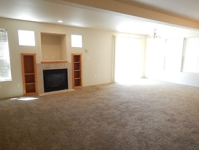 Building Photo - 2 Story Townhouse Near Golf Course with Sp...
