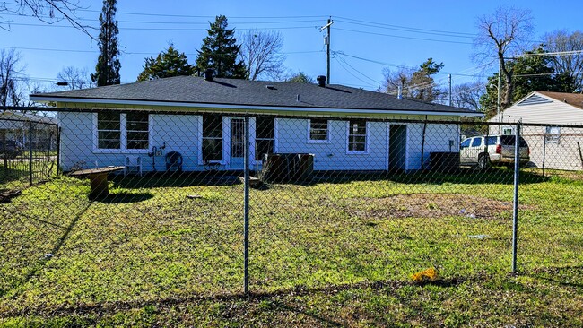 Rear 6ft chain-link fencing - 512 Rome St