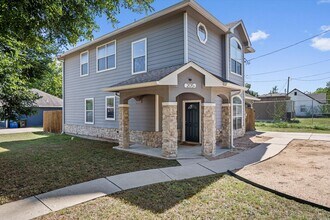 Building Photo - 211 E Pecan St