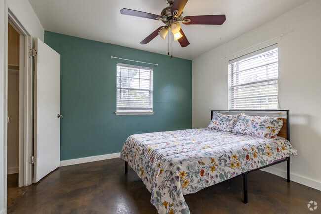 1BR, 1BA - 565SF - Bedroom - Vintage Pads