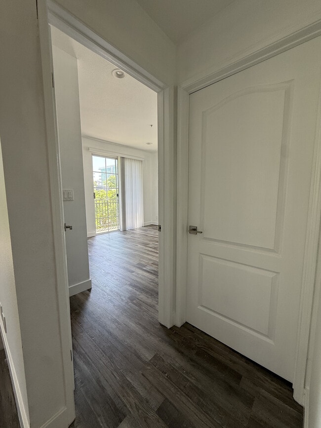 Guest Bed & Bath entry way - Villa Doheny I & II