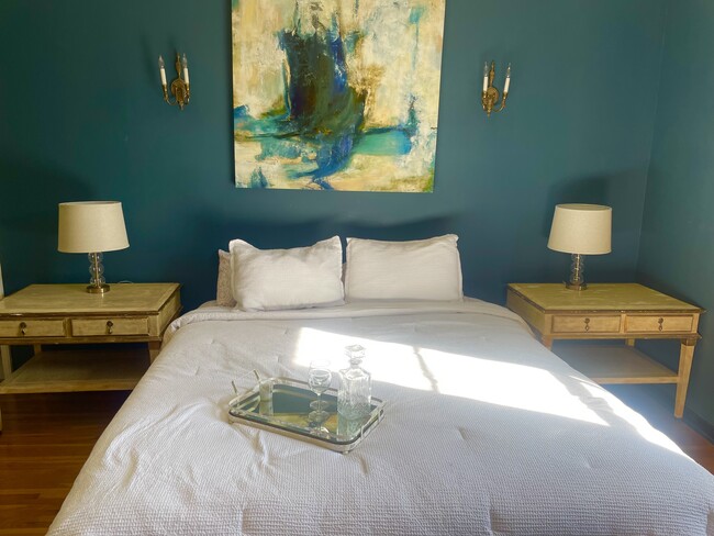 studio bed area - Los Altos – A Legendary Residence at 4121 Wilshire Blvd