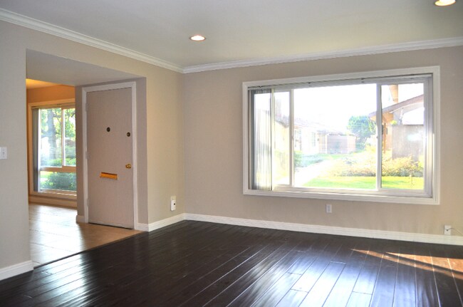 Foto del edificio - 12700 Newport Ave