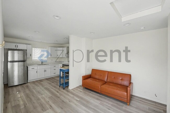 Building Photo - Unit A